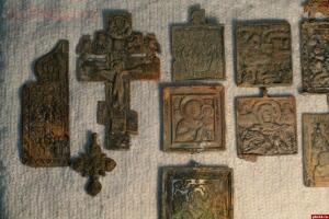 Коронационные монеты, наградной ковш с имперским гербом и коллекция орденов обнаружены в кладе в Пскове - 8460282.jpg