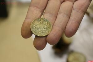 Коронационные монеты, наградной ковш с имперским гербом и коллекция орденов обнаружены в кладе в Пскове - 8460312.jpg