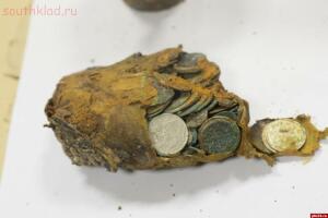 Коронационные монеты, наградной ковш с имперским гербом и коллекция орденов обнаружены в кладе в Пскове - 8460314.jpg