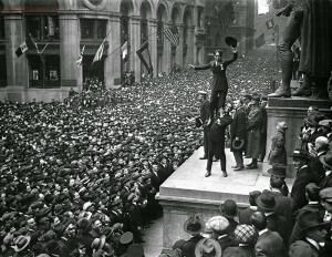 Просто старые фотографии - 20 Charlie Chaplin being held by Douglas Fairbanks above crowd in Wall Street,NY, 1918.jpg