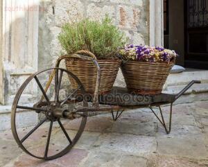 Тема для металлоломщиков - depositphotos_61764541-old-wheelbarrow-with-baskets-of-flowers.jpg