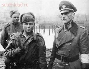Необычные фотографии Второй Мировой - 06. Soviet-army-child-soldier-posing-with-a-German-army-prisoner-Berlin-1945.jpg