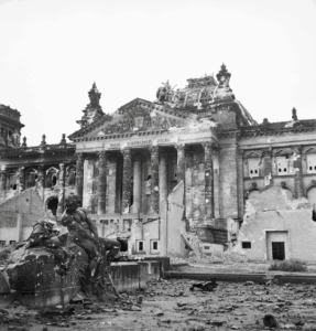 Необычные фотографии Второй Мировой - 10. The-Reichstag-Berlin.-June-3-1945.png