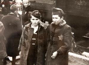 Исчезнувшие лица. Освенцимский альбом. 1944 год - 0_1e14fd_3d23f5af_orig.jpg