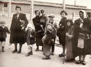 Исчезнувшие лица. Освенцимский альбом. 1944 год - 0_1e150e_4e3550f3_orig.jpg