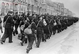 Моряки идут на фронт по улицам Ленинграда, октябрь 1941 года / Фото: Wikimedia Commons / РИА Новости / Борис Кудояров