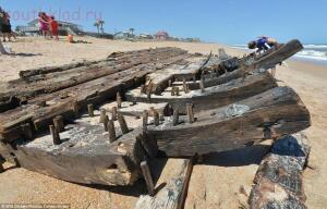 На пляж во Флориде вынесло обломки старинного корабля - 0587e6446e3584214dad853325dc2295.jpg
