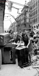 Берлин 1945 год. Жизнь на развалинах - d8cede61d7a4.jpg