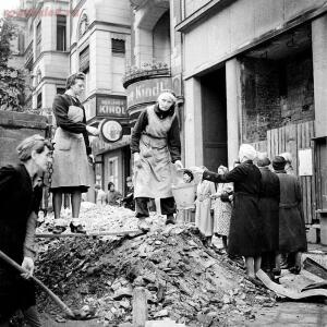 Берлин 1945 год. Жизнь на развалинах - c7868addc7e9.jpg