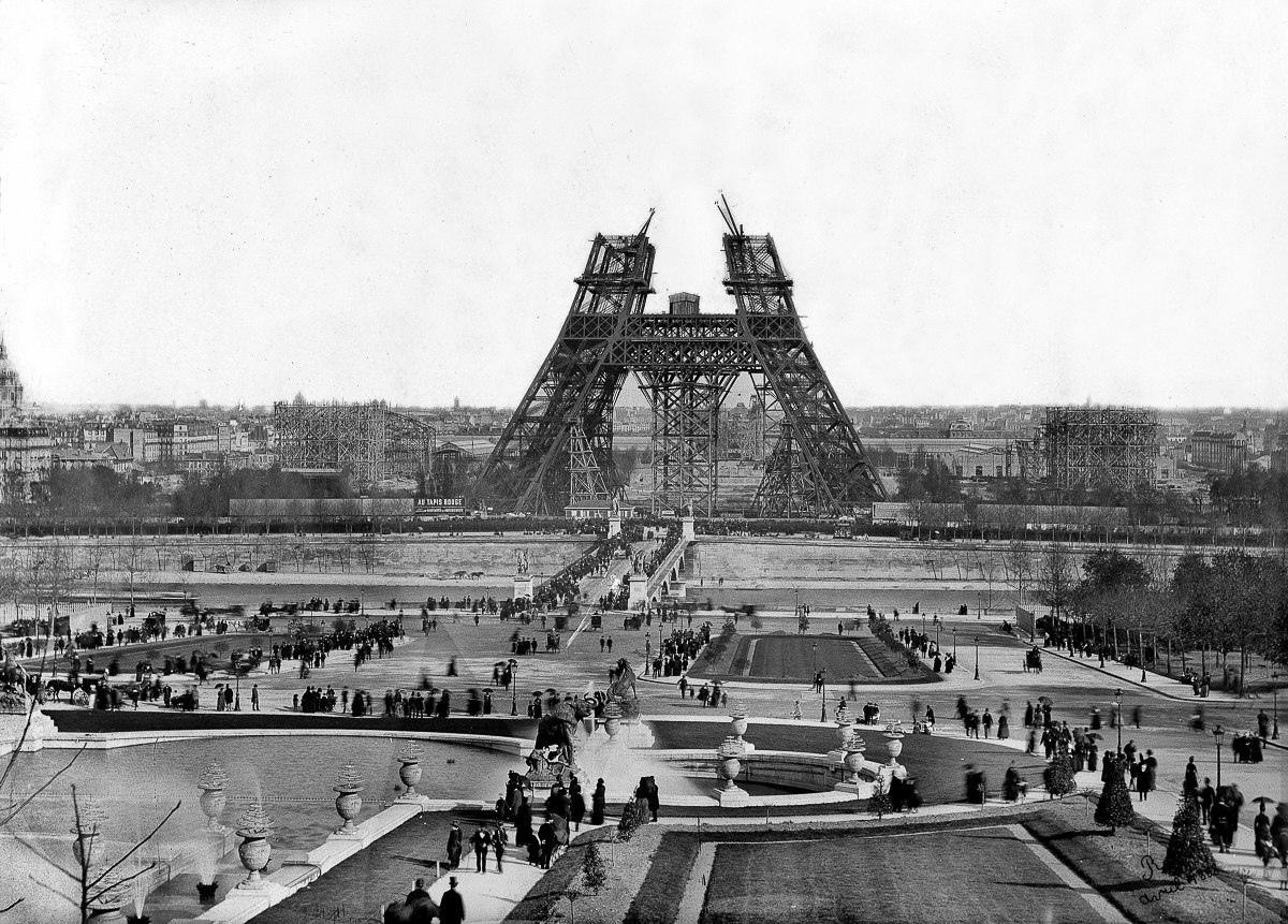 Построенная в 1889 году. Париж 19 век Эйфелева башня. 1889 Год Париж. Эйфелева башня 1889 год. Париж 1880 годы.