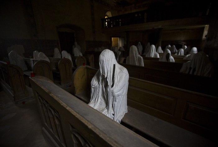 Заброшенная церковь святого Георгия, населенная скульптурами призраков. Чехия, Лукова.