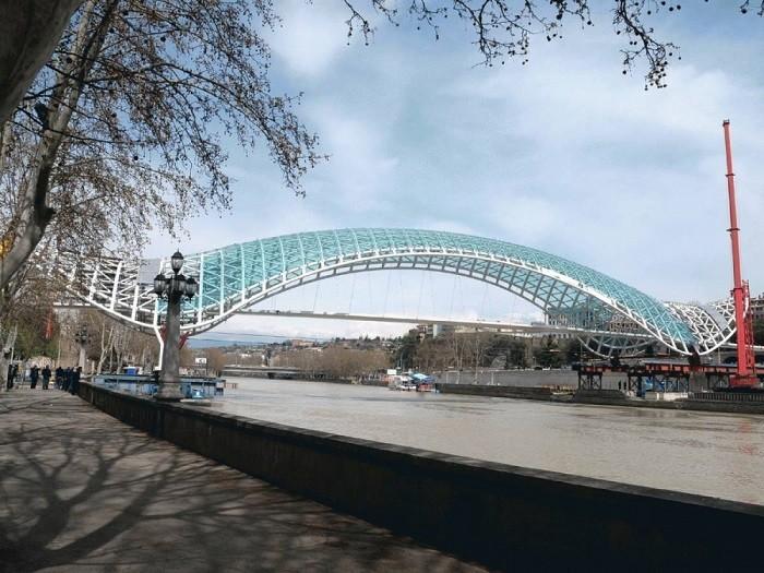 Пешеходный мост на реке Кура в Тбилиси, между Метехским и мостом Бараташвили.