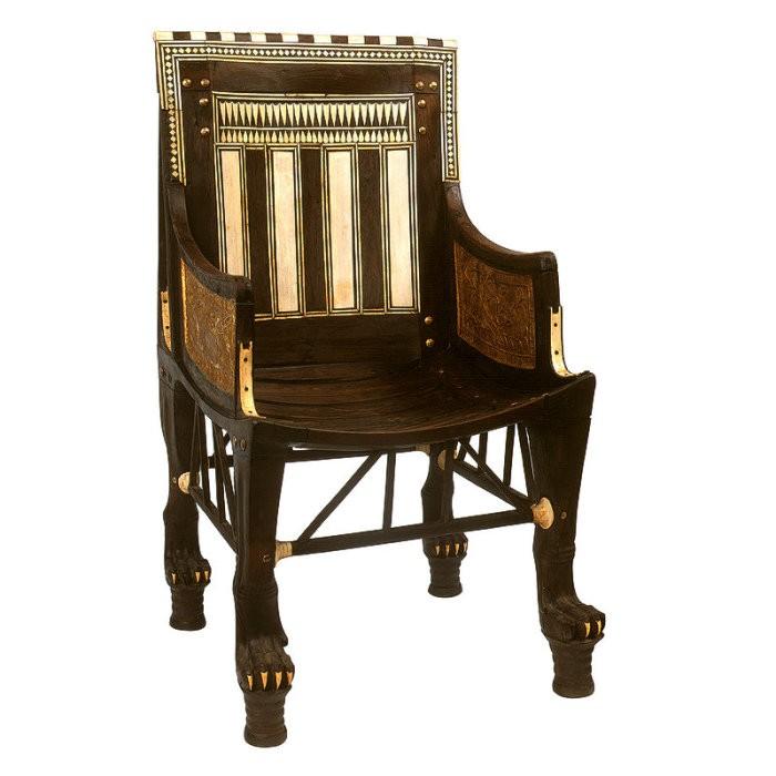 Кресло фараона, предположительно он им пользовался, когда был ребенком.