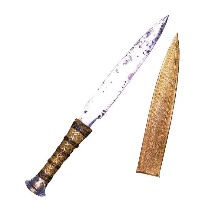 Древнее оружие с украшенной золотой ручкой и золотыми ножнами.
