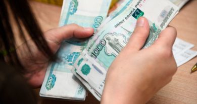 Оборот банкнот в России упал впервые с марта