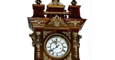 Старинные часы с живописными циферблатами