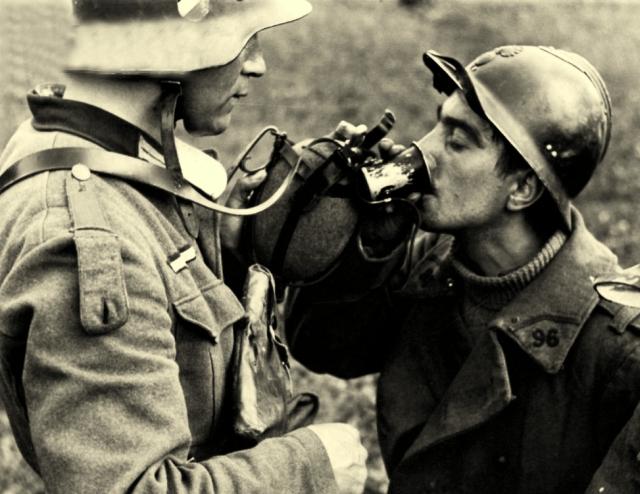 Будьте добры немецкий. Солдат вермахта с гранатой м 39. Немецкий солдат второй мировой. Французские солдаты вермахта.