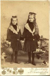 Старые фотографии детей с игрушками, конец XIX - начало XX века.