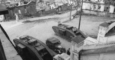 Старые английские танки «Риккардо» возле Успенского собора в Смоленске