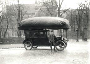 Такси с газовым баллоном на крыше своей машины, 1917 год.