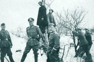 Зверства немецко-фашистских захватчиков. 18  - German-soldiers-hanging-Soviets-from-tree-Operation-Barbarossa-1941.jpg