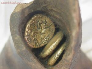 Тайник золотых монет, найденный в.. коровьей кости  - 4-D0V0R_OCMgI.jpg