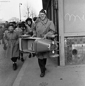 Блошиный рынок в Париже 1946 год - 01-ff3uyeyrGik.jpg
