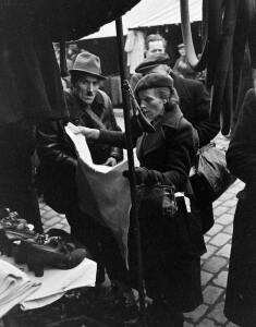 Блошиный рынок в Париже 1946 год - 28-gjl3msKomeA.jpg