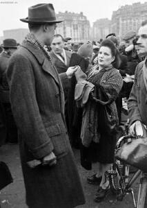 Блошиный рынок в Париже 1946 год - 67-oWfWDlWkwE4.jpg