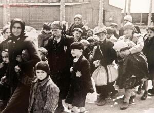 Исчезнувшие лица. Освенцимский альбом. 1944 год - 0_1e1513_a4945f2f_orig.jpg
